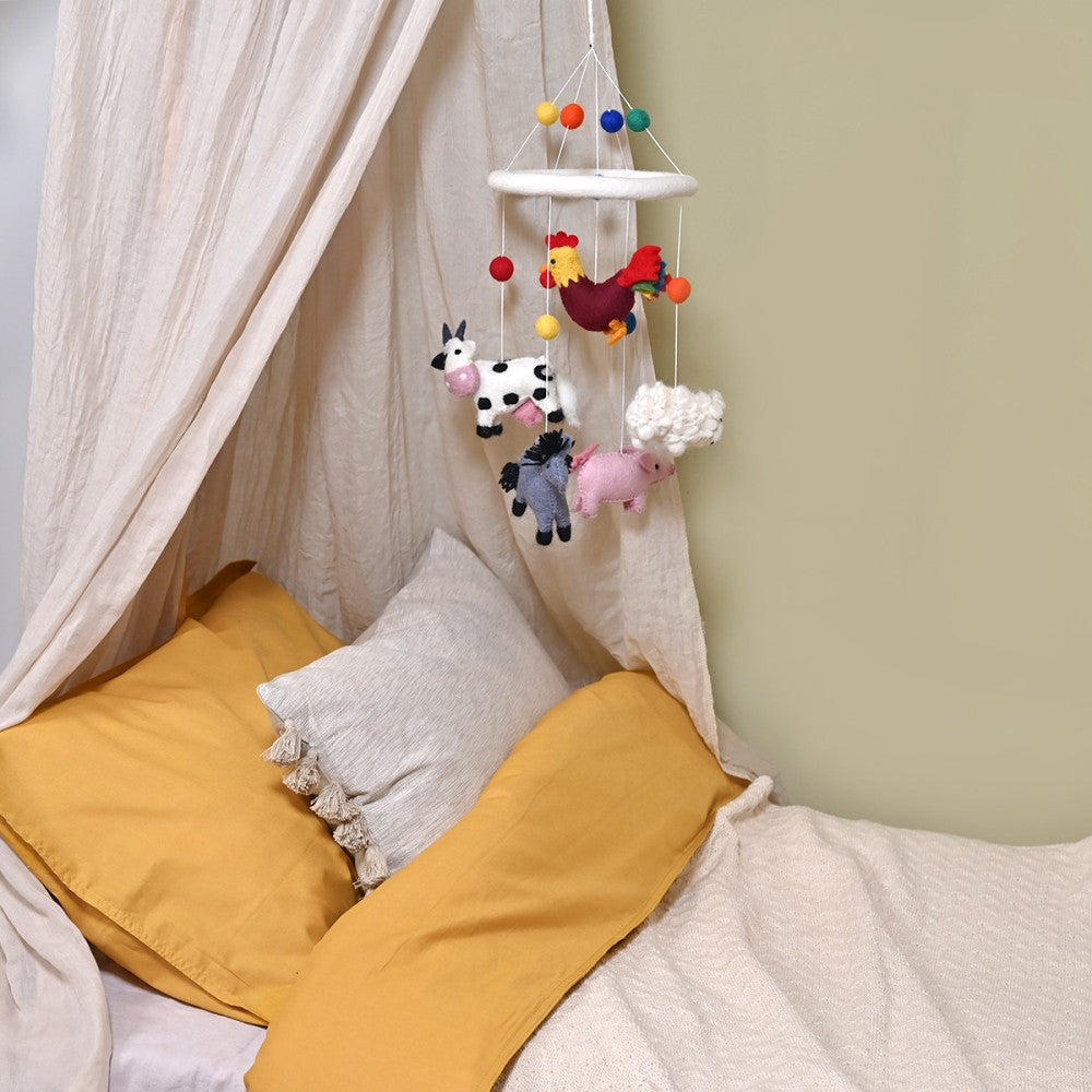 Mobiel voor boven het bed of boven de box. Gemaakt van wolvilt. Met boerderij dieren.