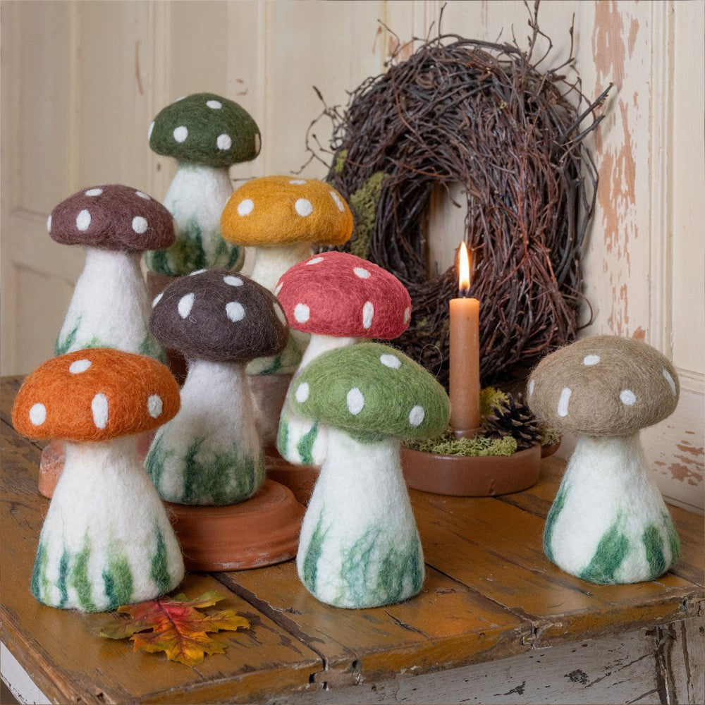 Sjaal met verhaal decoratie paddenstoelen van vilt in verschillende kleuren. 