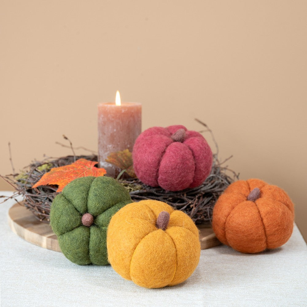 Sjaal met verhaal decoratie pompoenen van wolvilt. In vier kleuren: oranje, okergeel, bordeaux rood en groen. Formaat: large