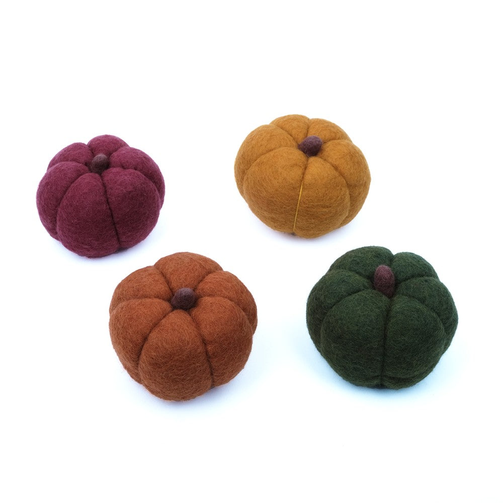 Sjaal met verhaal decoratie pompoenen van wolvilt. In vier kleuren: oranje, okergeel, bordeaux rood en groen. Formaat: large