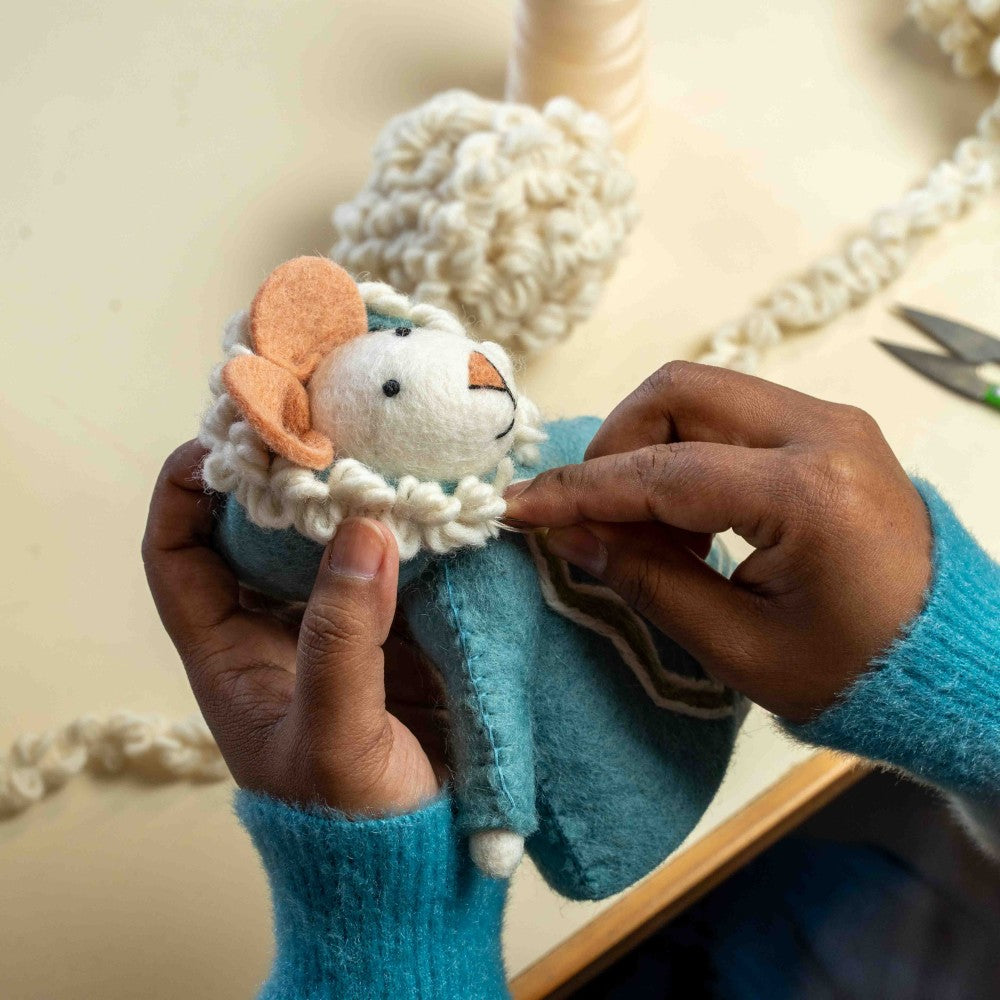 Een handgemaakte decoratiemuis van wolvilt verkleed als eskimo.