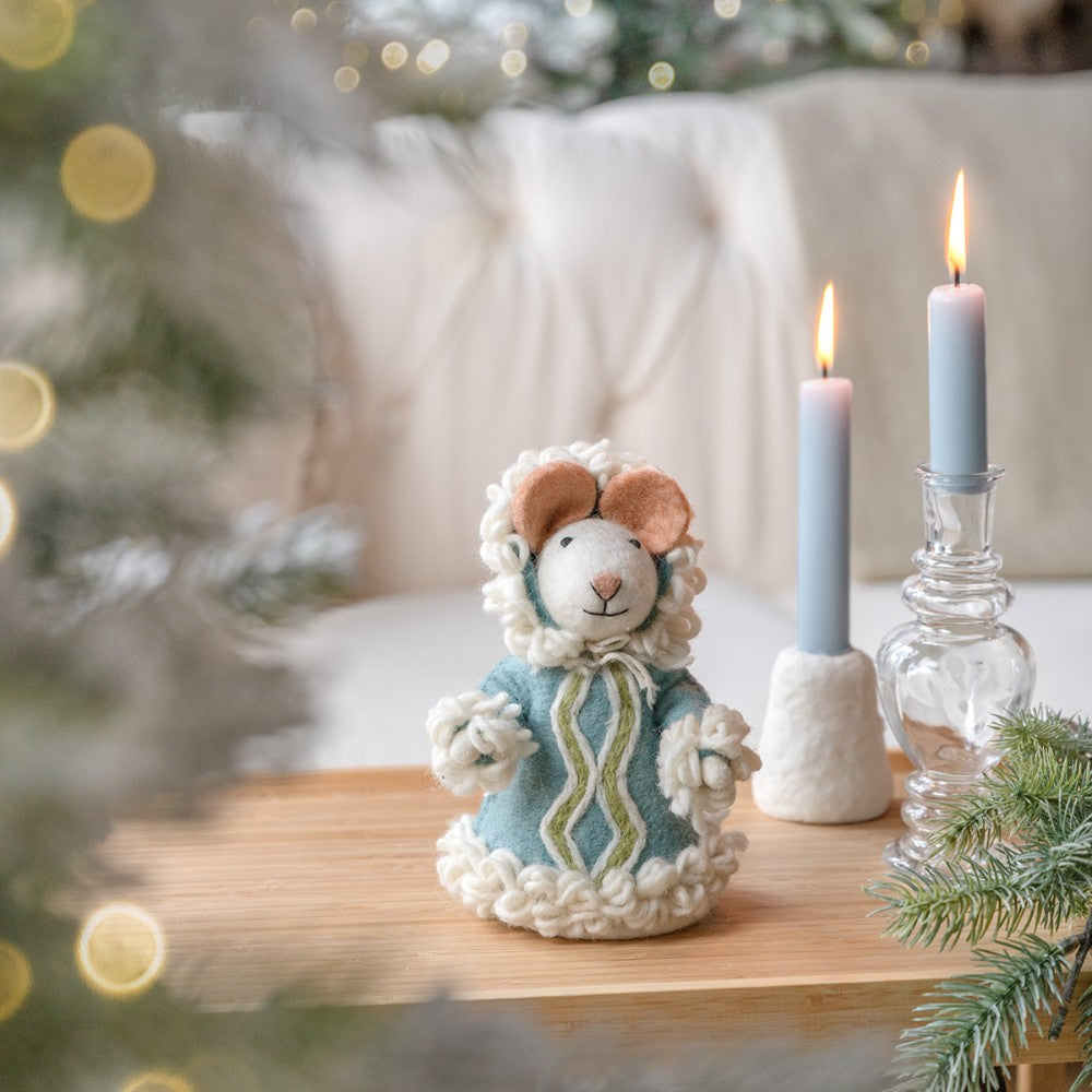 Een handgemaakte decoratiemuis van wolvilt verkleed als eskimo.