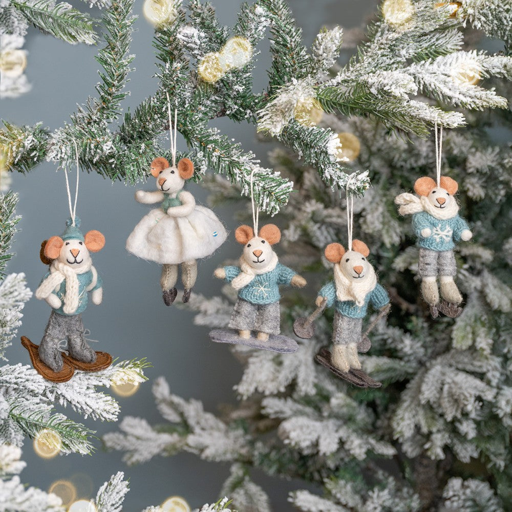 Een kerstboomhanger in de vorm van een muis als sneeuwwandelaar.