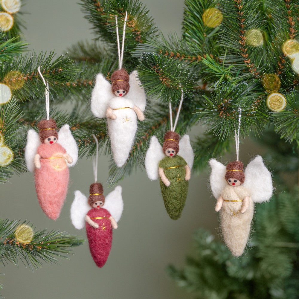 Kerstboomhanger engeltje in het oud roze, cyclaam, crème, beige en groen gemaakt van wolvilt.