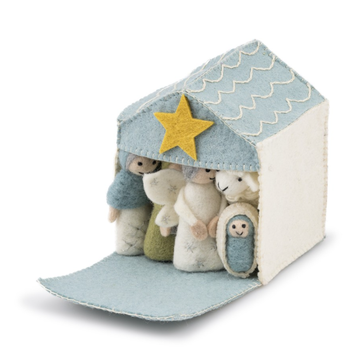 Een vilten kerststal in een ijsblauw-witte kleurstelling. Een sfeervolle en unieke set met Maria, Jozef, het kindje Jezus, de drie wijzen, herder, engel en dieren (os, ezel en schaap), inclusief een huisje met ster.