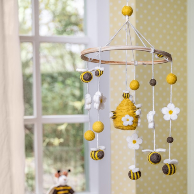 Mobiel Bij met Margrietjes van vilt. Deze vrolijke mobiel met bijen, margrietjes en een schattige bijenkorf.