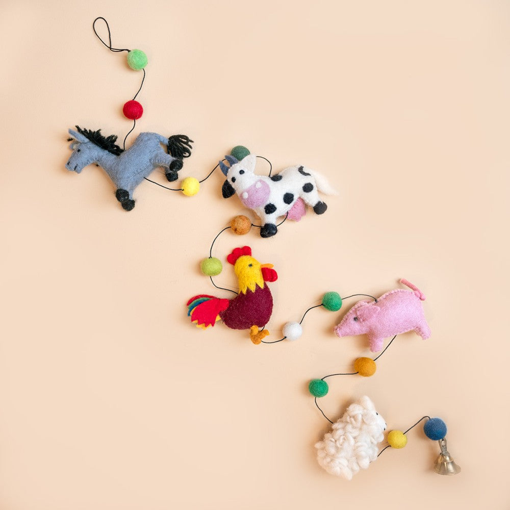 Slinger van boerderijdieren gemaakt van wolvilt.