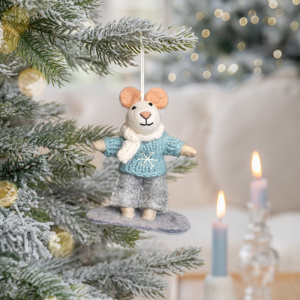 Een kerstboomhanger in de vorm van een snowboarder.