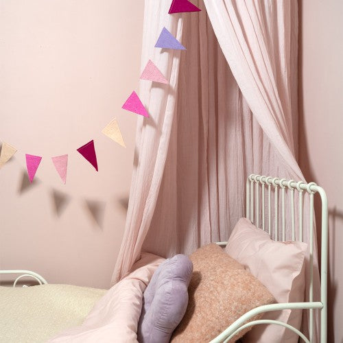 Vlaggetjes gemaakt van vilt in de kleur roze, beige en lila. Mogelijkheid tot personaliseren.