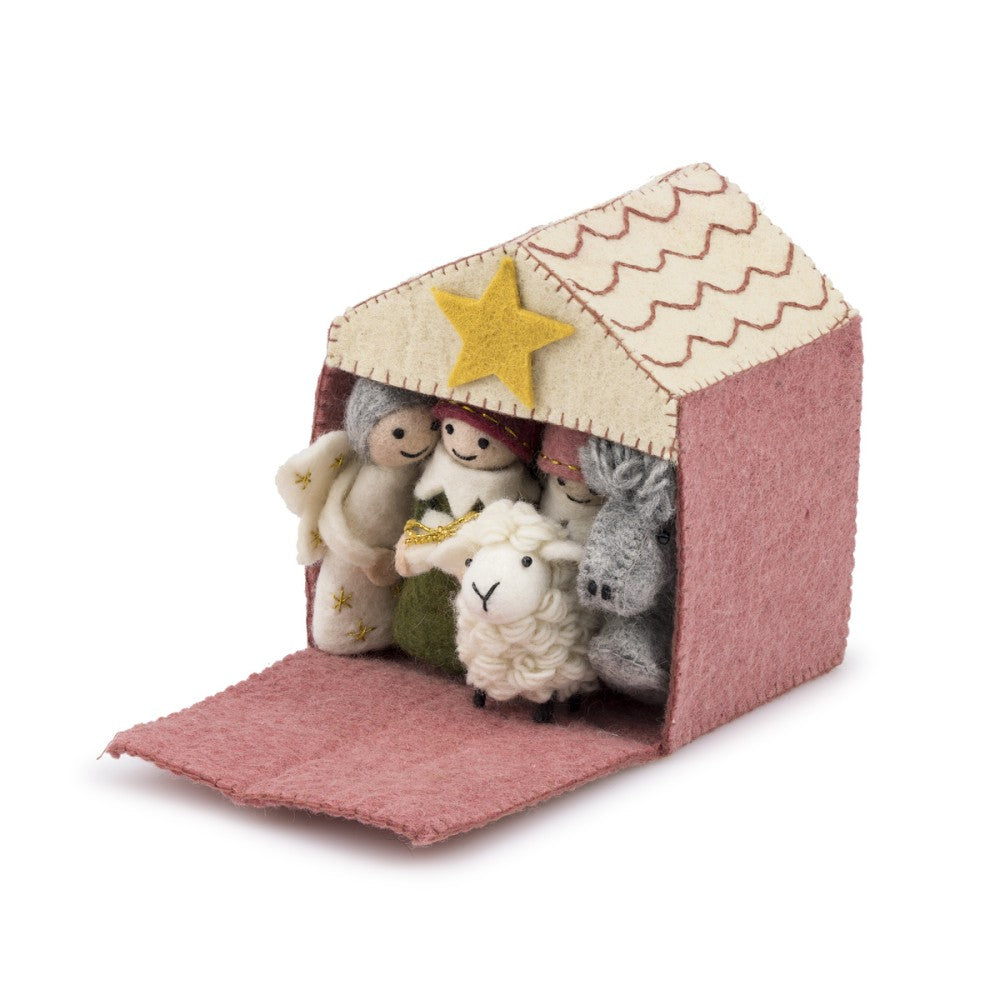 Kerststalletje gemaakt van wolvilt in oud roze, cyclaam kleur. Bestaat uit 11 figuurtjes.