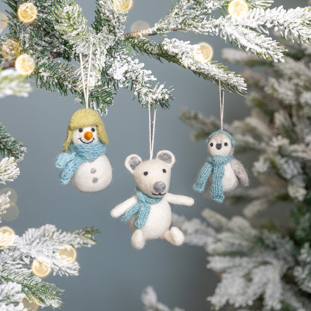 Kerstboomhanger in de vorm van een sneeuwpop gemaakt van wolvilt.