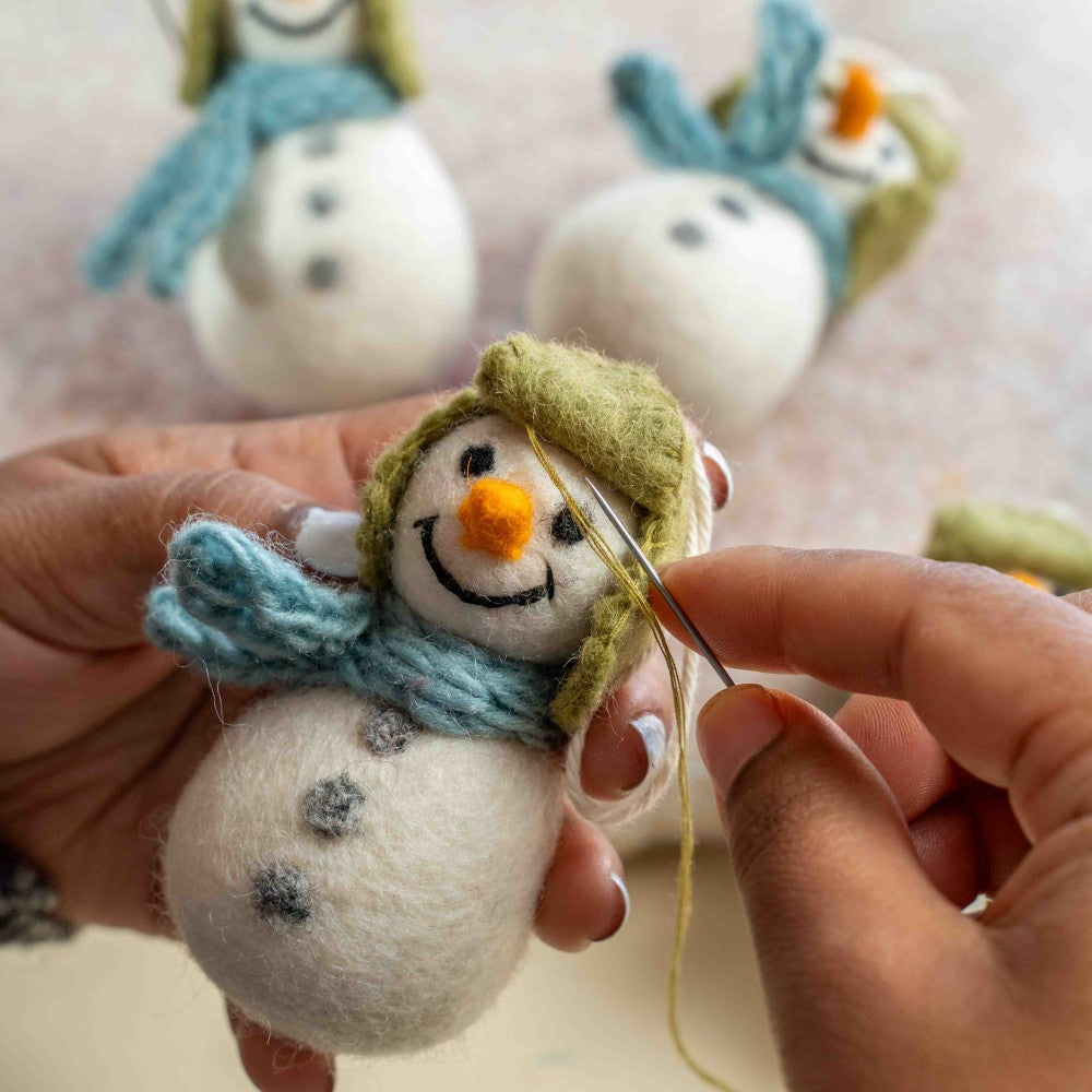 Kerstboomhanger in de vorm van een sneeuwpop gemaakt van wolvilt.