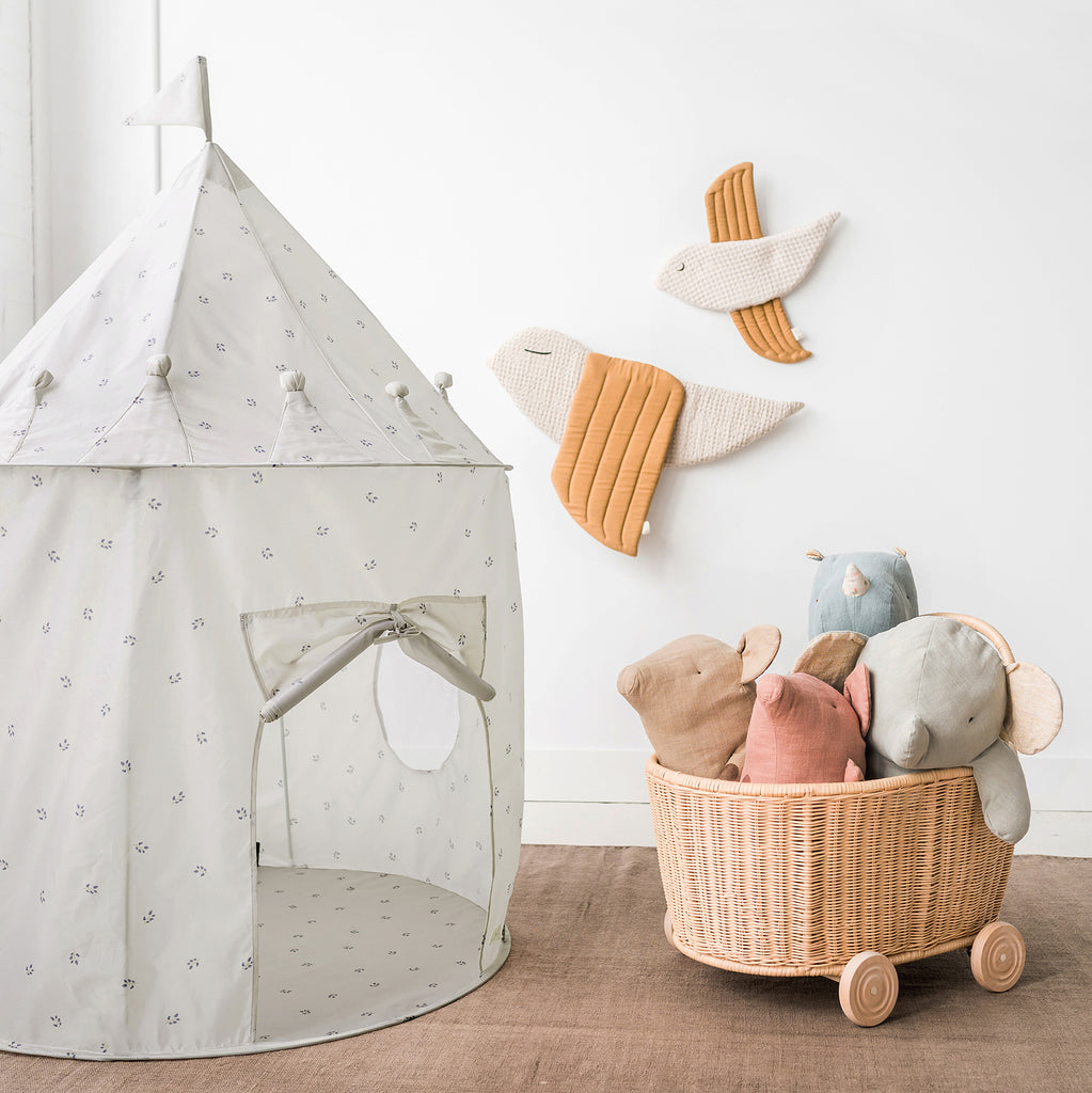 Een speeltent in de kleur taupe in vorm van een kasteel in een kinderkamer