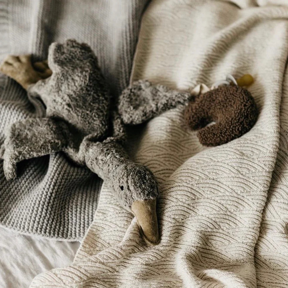 Een bruin speenknuffeltje in de vorm van een maantje