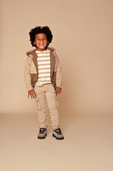 Stains & Stories Long Sleeve Boys Stripe Kit met een beige broek met zakken aan de zijkant.