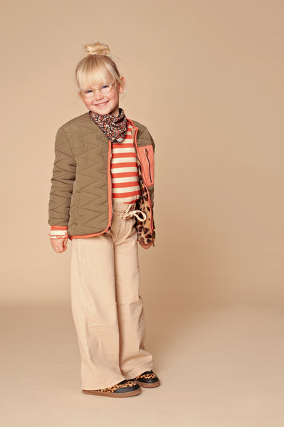 Long sleeve t-shirt met lange mouw voor meisjes in de kleur coraal met streepjes.