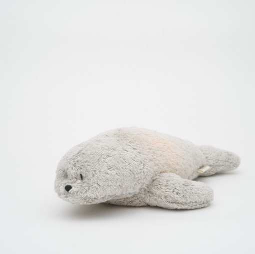 Een zeehond knuffel met een module in het buikje met white noise en pink noise.