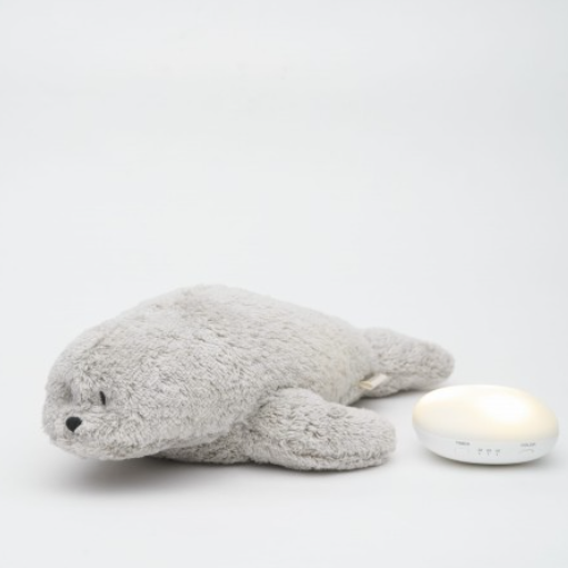 Een zeehond knuffel met een module in het buikje met white noise en pink noise.