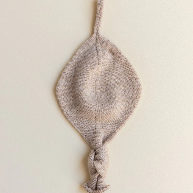 Hvid Titi Comforter Sand gemaakt van merinowol. Verkrijgbaar in sand, oat en cream. Mogelijkheid tot personaliseren.