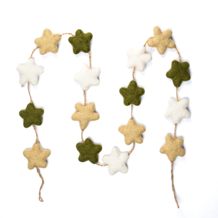 Viltslinger met sterren in wit, naturel en mistletoe-groen, geregen aan een jute koord.