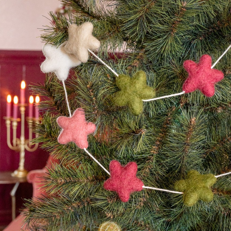 Viltslinger met sterren in warme mistletoe-tinten zoals rood, groen, crème en goud. 