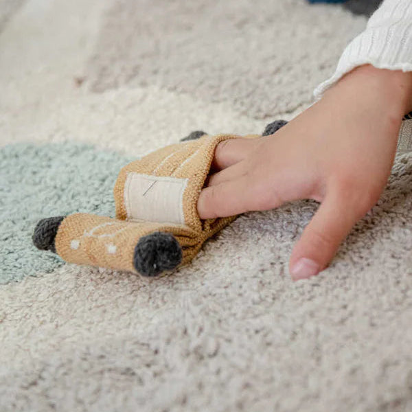 Lorena Canals Vloerkleed Machine wasbaar. Formaat: 120x170. Speelkleed voor kinderen met straten, parkeerplekken, oplaadstations. Met een aantal lossen accessoires inbegrepen.