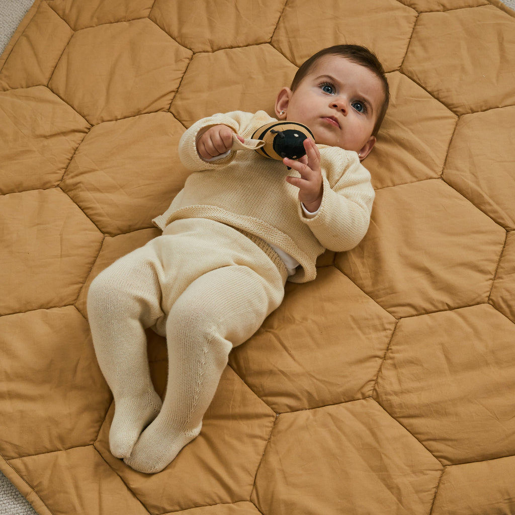 Lorena Canals Speelkleed in de vorm van een honingraad. Goud geel van kleur. Formaat: 100x100 cm.