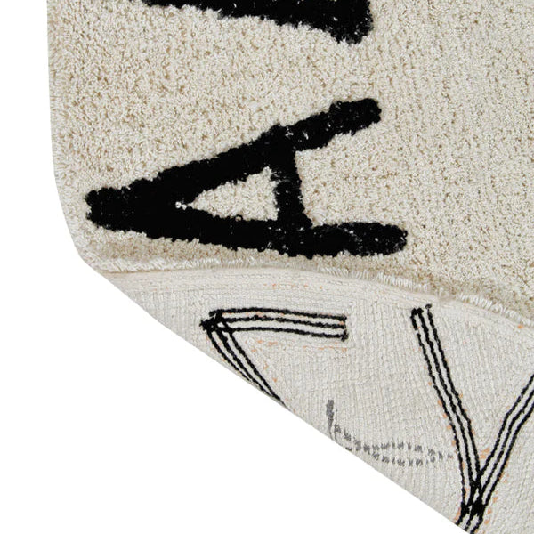 Lorena Canals Machine wasbaar rond vloerkleed met de letters van het alfabet.