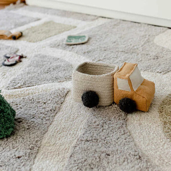 Lorena Canals Vloerkleed Machine wasbaar. Formaat: 120x170. Speelkleed voor kinderen met straten, parkeerplekken, oplaadstations. Met een aantal lossen accessoires inbegrepen.