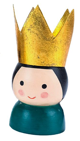 Handgemaakt engeltje van hout. Er past een waxinelichtje in. Groen engeltje met grote gouden kroon.