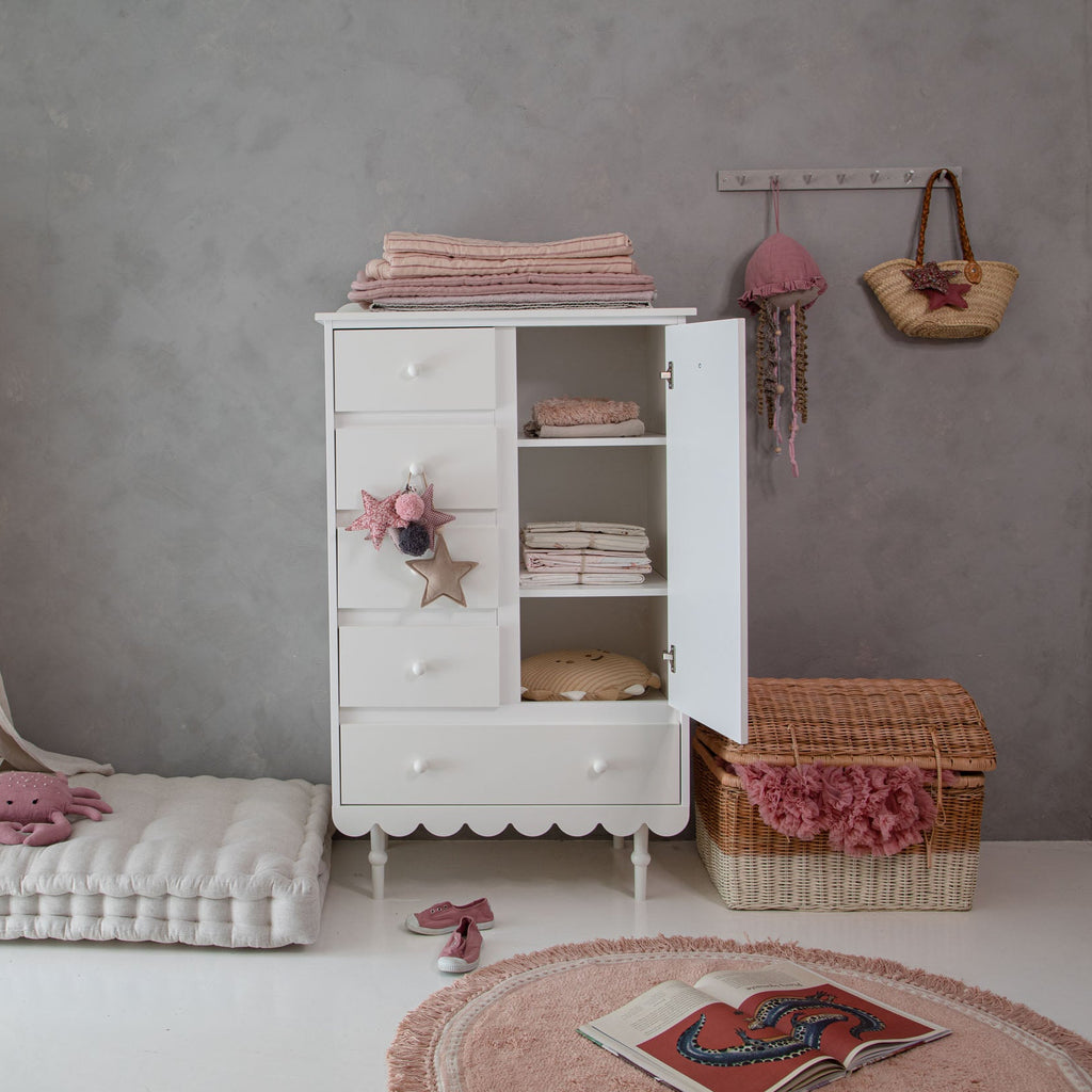 Woodluck Babushka Ladekast Wit. Verkrijgbaar in de kleuren wit, olijf groen en roze. Bevat vijf lades en 3 legplanken.