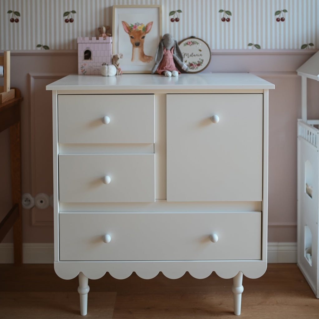 Een witte commode in een babykamer