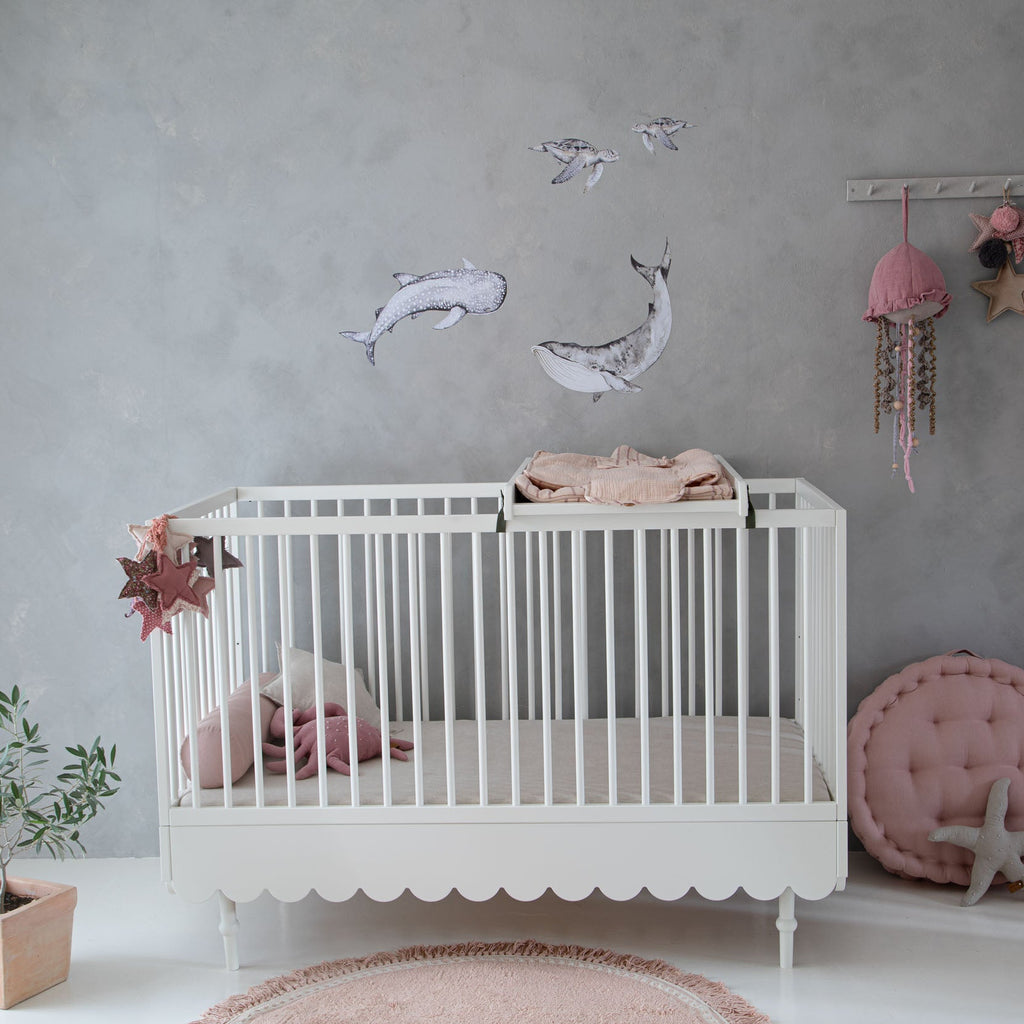 Een wit ledikant in een babykamer