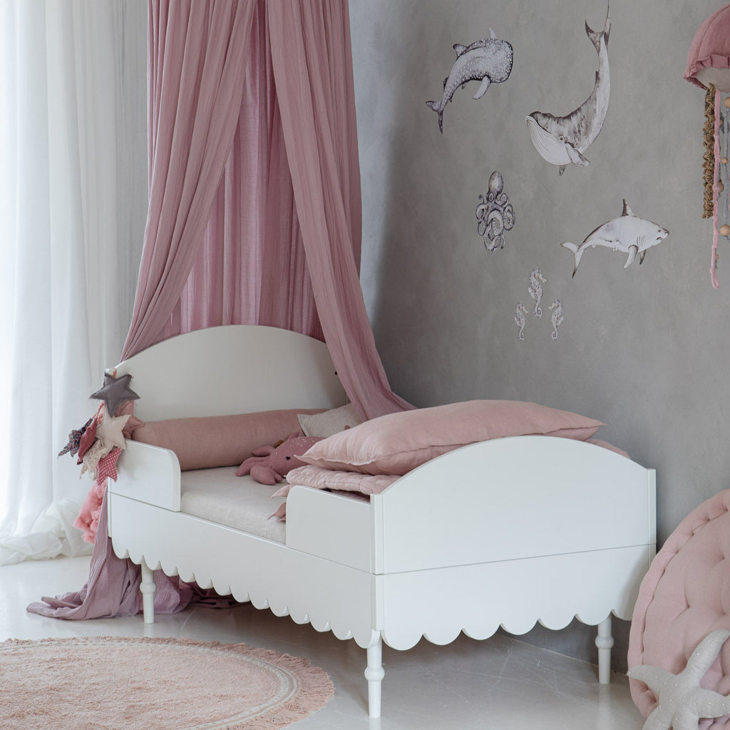 Een peuterbed in een kinderkamer