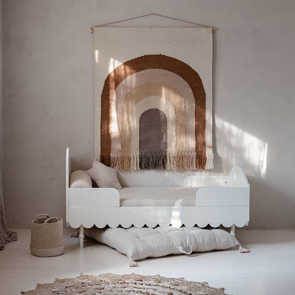 Een wit meegroei bed in een kinderkamer