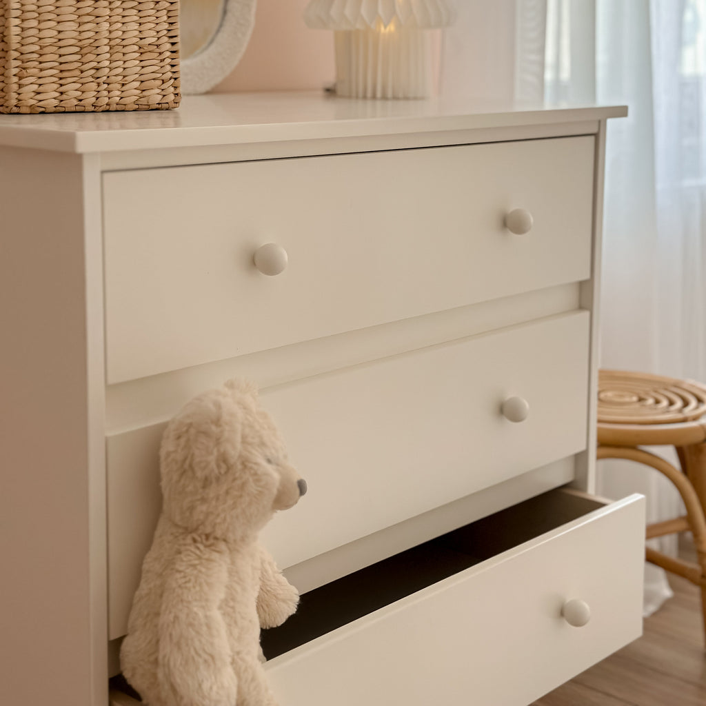 Een witte ladekast met 3 lades 
