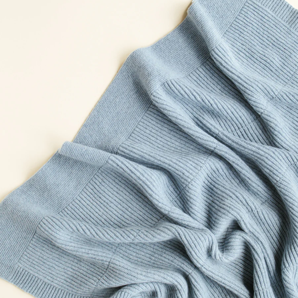 Hvid Deken genaamd Gaston gemaakt van 100% Merinowol in de kleur Frost Blue. Afmeting: 100x140 cm