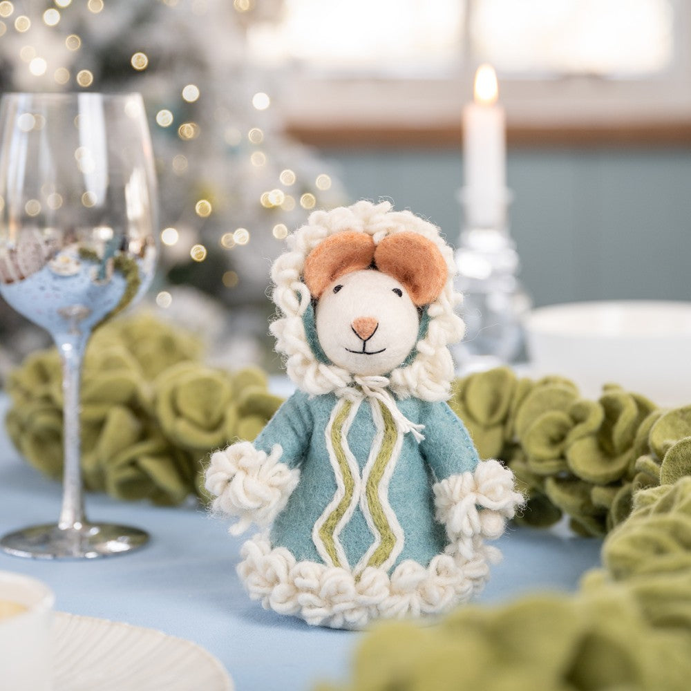 Een handgemaakte decoratiemuis van wolvilt verkleed als eskimo.