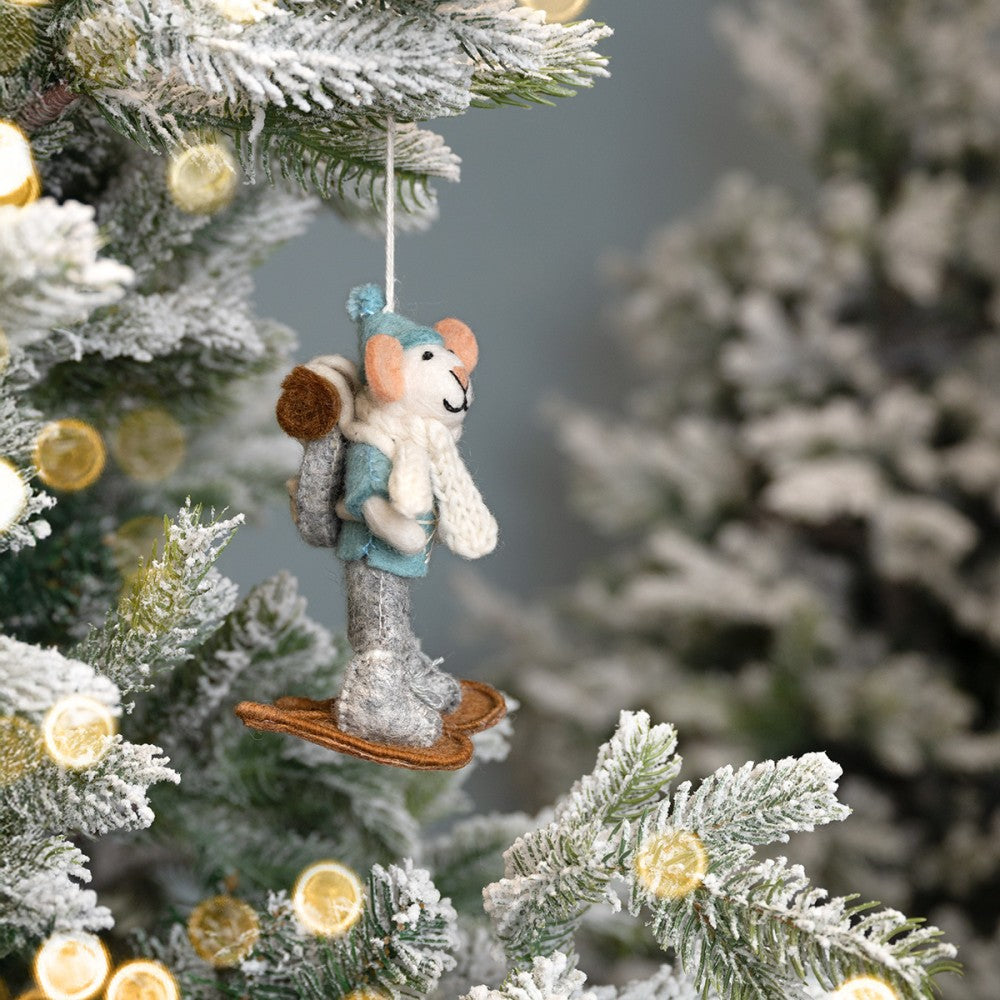 Een kerstboomhanger in de vorm van een muis als sneeuwwandelaar.