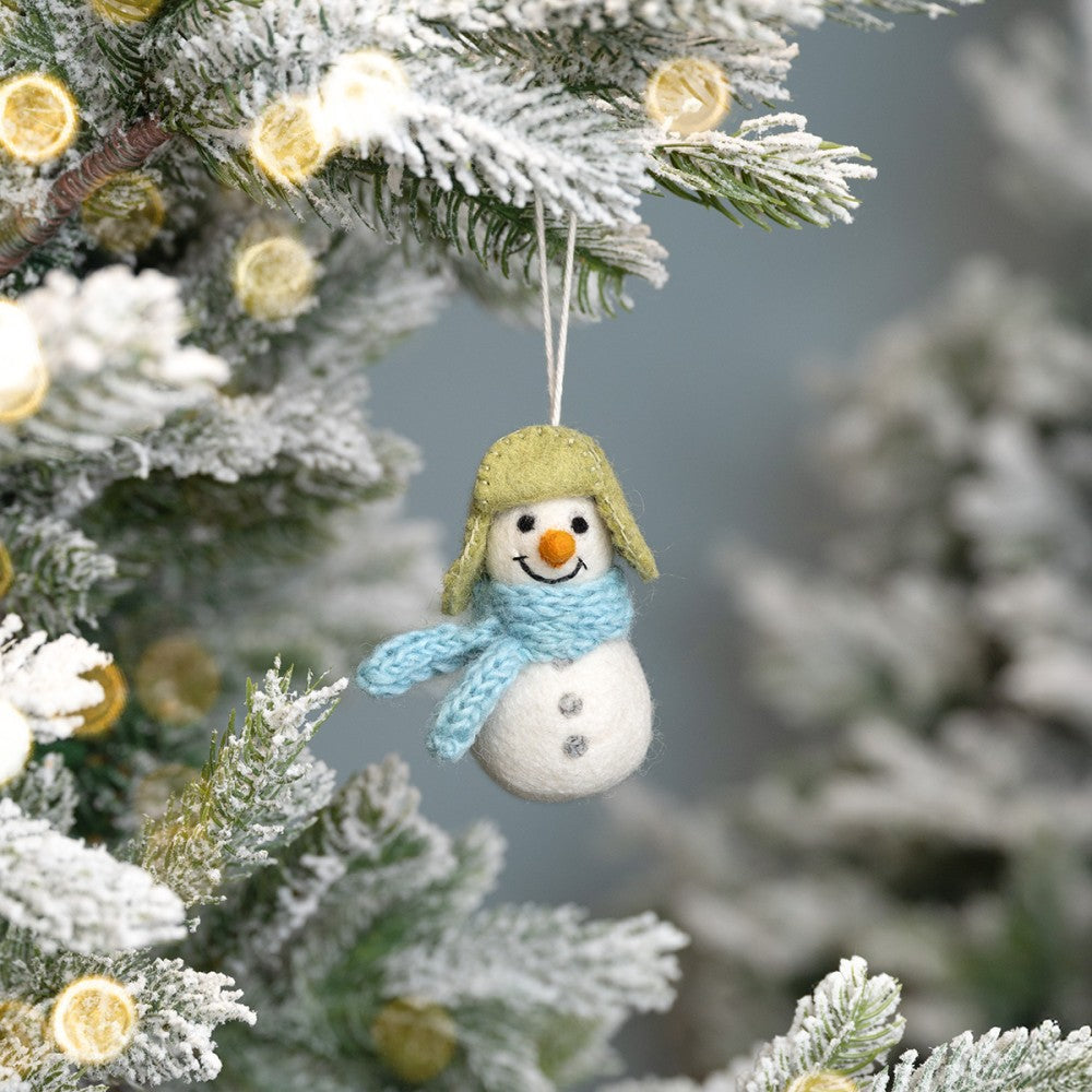 Kerstboomhanger in de vorm van een sneeuwpop gemaakt van wolvilt.