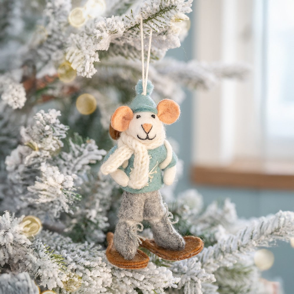 Een kerstboomhanger in de vorm van een muis als sneeuwwandelaar.
