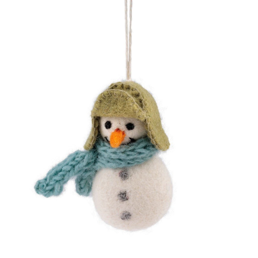 Kerstboomhanger in de vorm van een sneeuwpop gemaakt van wolvilt.