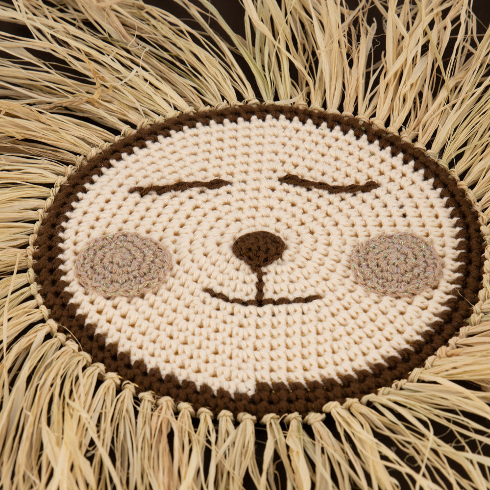 Do it yourself leeuwtje van raffia en gehaakt katoen