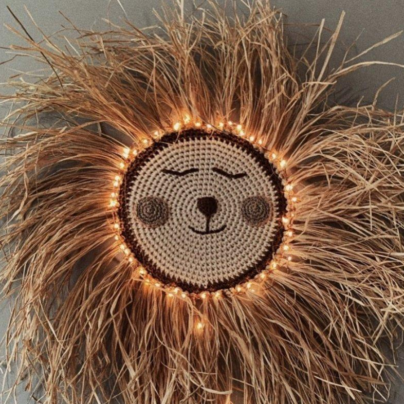 Do it yourself leeuwtje van raffia en gehaakt katoen