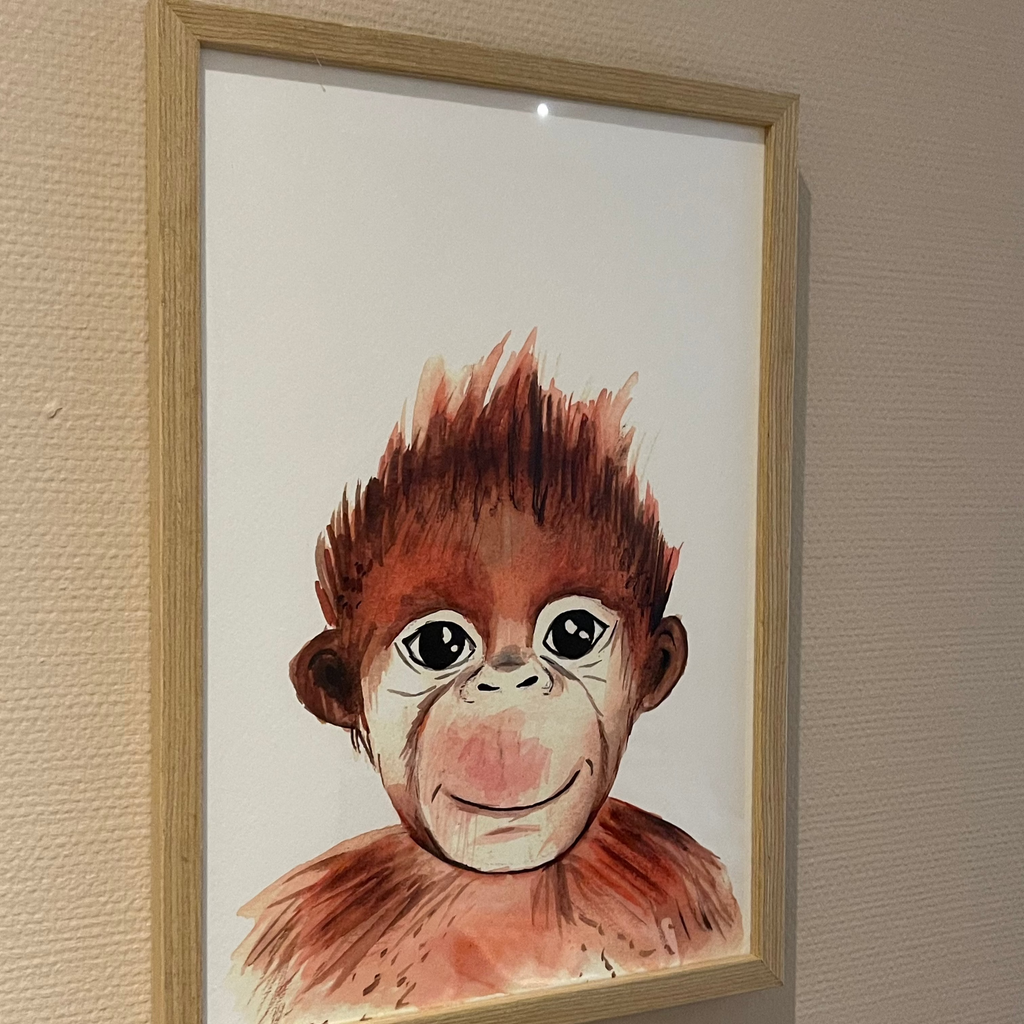 Poster van een lieve aap in houten lijst, handgeschilderd in aquarel.