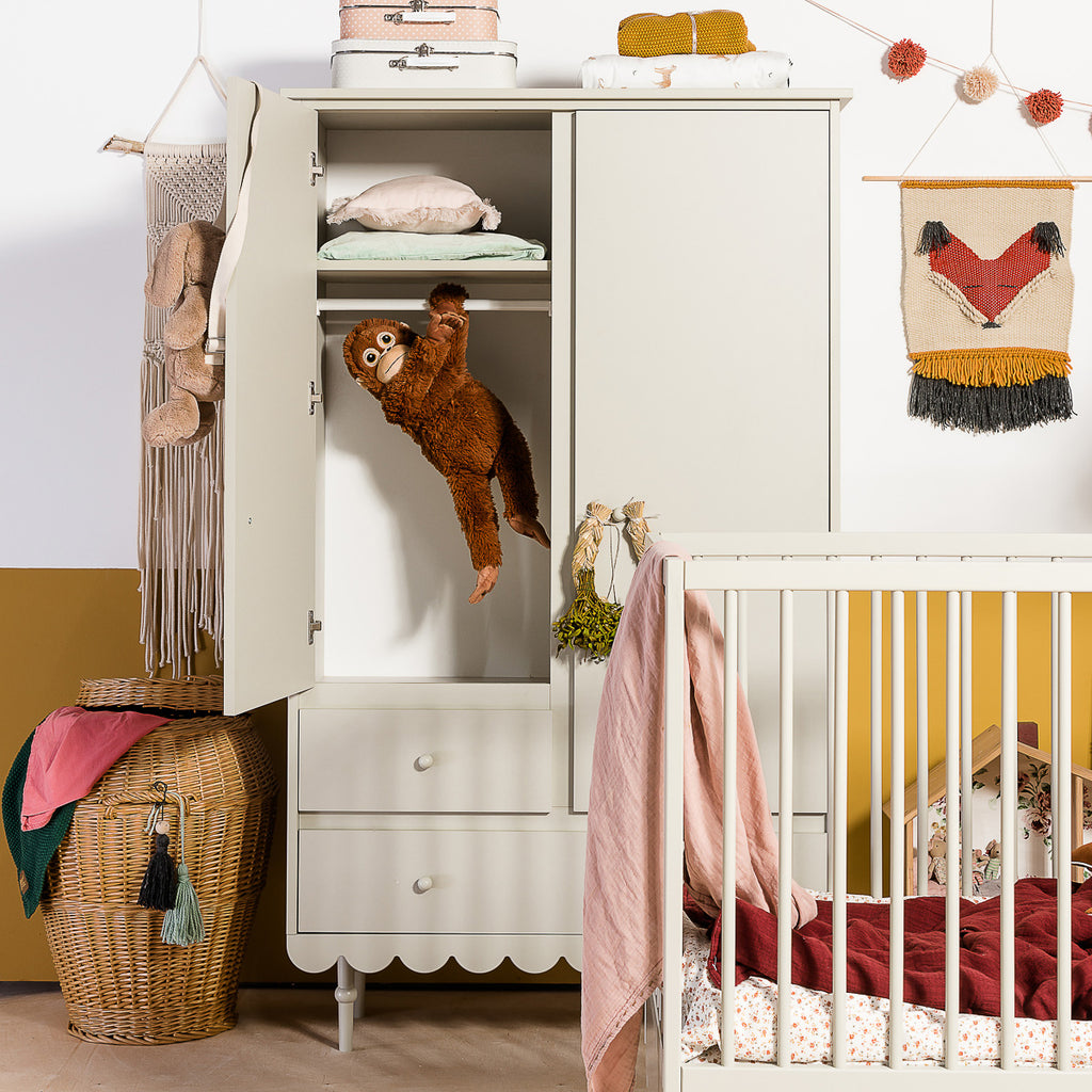 Een kledingkast in retrostijl in een kinderkamer