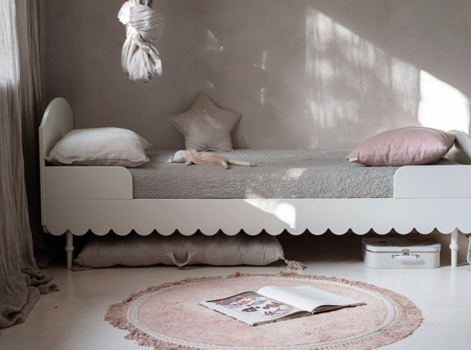 Een één persoonsbed in een kinderkamer