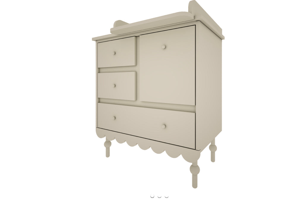Een groene commode met opzetstuk