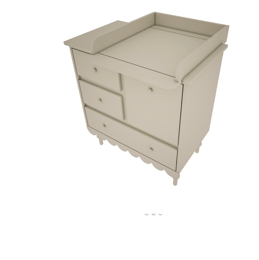 Een groene commode met opzetstuk