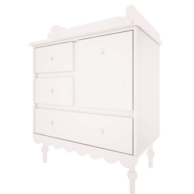 Een wit opzetstuk op een witte commode in retrostijl